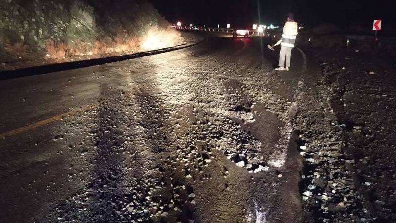 اجرای عملیات نمک پاشی در گردنه سربیژن ساردوئیه جیرفت